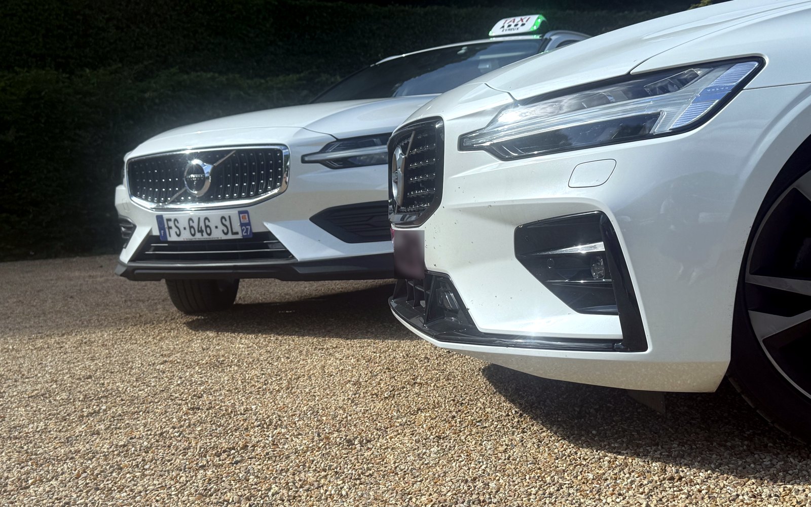 TR27's two Volvos, front view, in front of the Château du Champ de Bataille